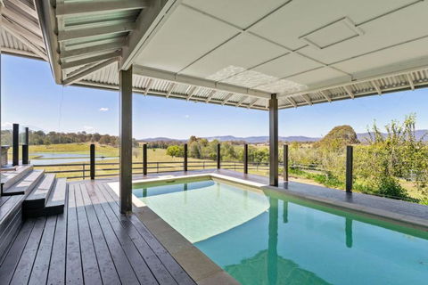 Mountain Majesty With Poolside Relaxing Getaway - Darwin Holiday 3