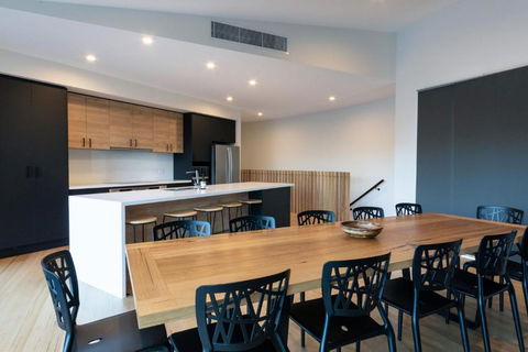 Mountain Mist Retreat - 6 Bedrooms - Darwin Holiday 1
