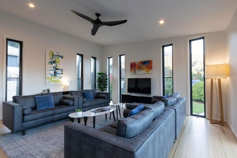 Mountain Mist Retreat - 6 Bedrooms - Darwin Holiday 2