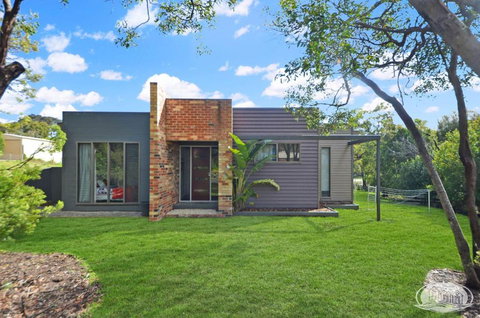 Mr & Mrs Smith - Darwin Holiday 0