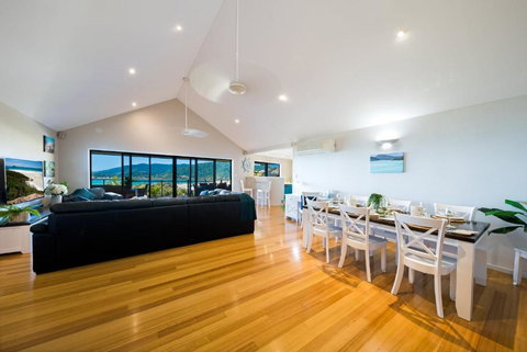 Nautilus On Nara - Spacious Airlie Beach Holiday Home With Ocean Views - Darwin Holiday 1