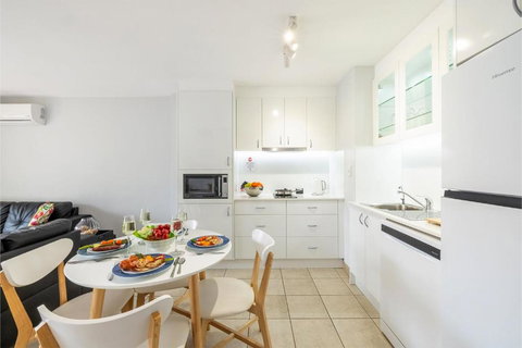 Nelson Bay Breeze Apartment, 29,1 Trafalgar Street - Air Conditioned Unit With Linen Supplied, Complex Pool And Spa - Darwin Holiday 2