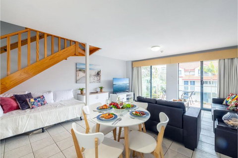 Nelson Bay Breeze Apartment, 29,1 Trafalgar Street - Air Conditioned Unit With Linen Supplied, Complex Pool And Spa - Darwin Holiday 1