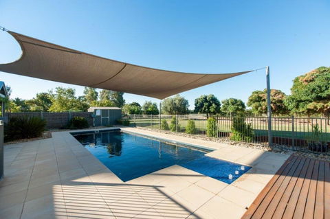 Nepeta Cataria Estate - Echuca Holiday Homes - Darwin Holiday 2