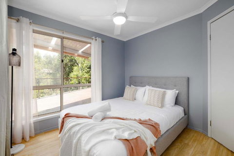 NEW 3BR Serene Creekside Retreat In Helensvale - Darwin Holiday 2