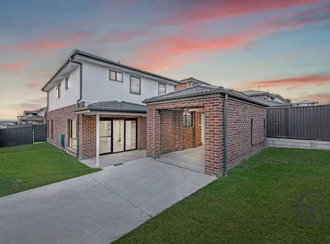 New 5 Bedroom House In Rousehill - Darwin Holiday 0