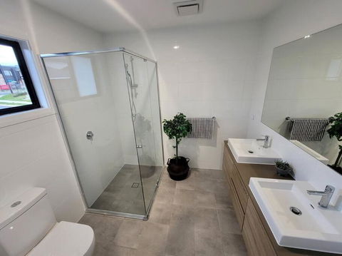 New 5 Bedroom House In Rousehill - Darwin Holiday 2