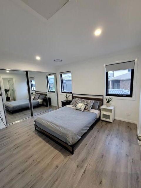 New 5 Bedroom House In Rousehill - Darwin Holiday 1