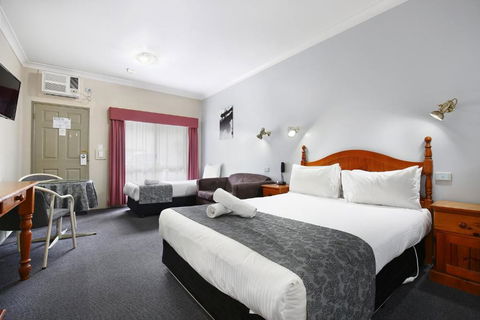 New England Motor Inn - Darwin Holiday 2