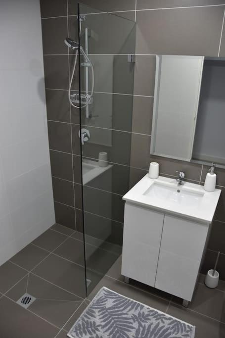 New Spacious 1 Bedroom Apartment Rosebery - Darwin Holiday 3