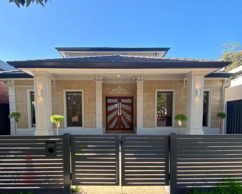 New Spacious Luxury 5 Bedroom Mansion In Unley - Darwin Holiday 1