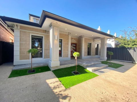 New Spacious Luxury 5 Bedroom Mansion In Unley - Darwin Holiday 2