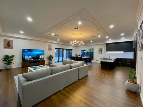 New Spacious Luxury 5 Bedroom Mansion In Unley - Darwin Holiday 3