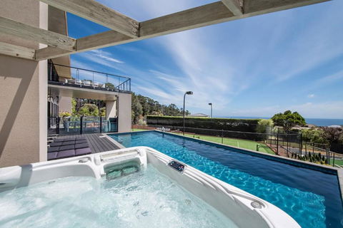 Newhaven - Solar Heated Pool, Tennis Court, Spa, Golf - Darwin Holiday 2