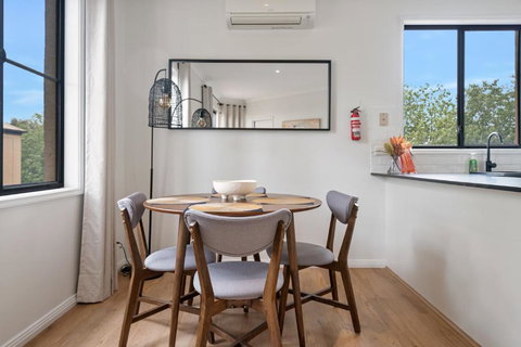 Newly Renovated Queen Room With Living Space - Darwin Holiday 3