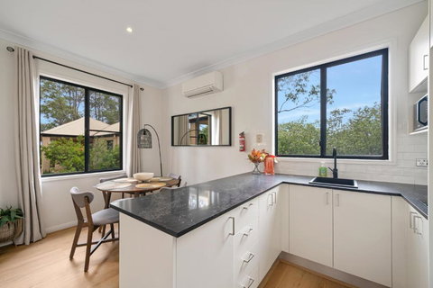 Newly Renovated Queen Room With Living Space - Darwin Holiday 1