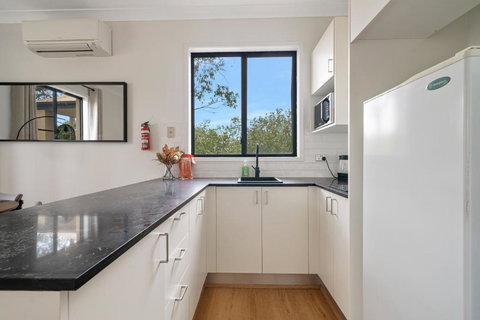 Newly Renovated Queen Room With Living Space - Darwin Holiday 2