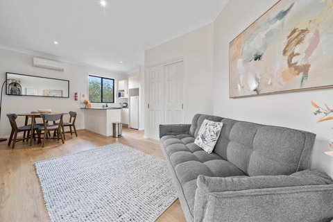 Newly Renovated Queen Room With Living Space - Darwin Holiday 0