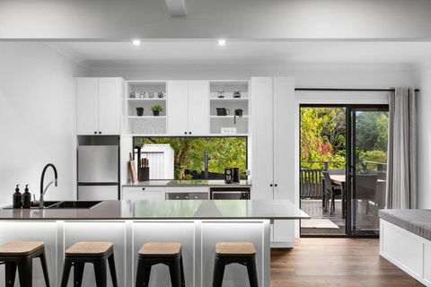 New Modern 2 Bedroom Mountain Retreat Escape - Darwin Holiday 1