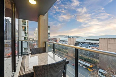 New Heights On North Terrace - 2BR CBD Views Pool - Darwin Holiday 1
