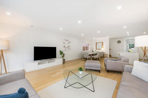 Newsom House - Stylish & Elegant Home With 4 King Beds - Darwin Holiday 2