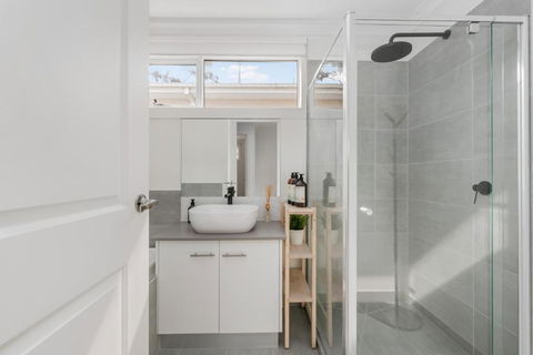 Newsom House - Stylish & Elegant Home With 4 King Beds - Darwin Holiday 3