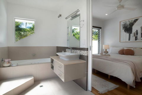 Nikatara - Mission Beach - 3 Bedroom Town House - Darwin Holiday 1