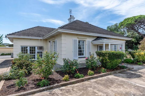 Normanville, Large Historic Three Bedroom Home - Darwin Holiday 0