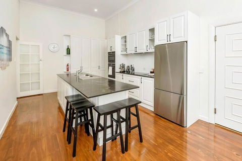 Normanville, Large Historic Three Bedroom Home - Darwin Holiday 2