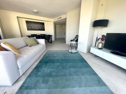 North Sydney 2 Bedroom - Pool Parking Gym Spa Sleeps 6 - Darwin Holiday 0