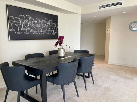 North Sydney 2 Bedroom - Pool Parking Gym Spa Sleeps 6 - Darwin Holiday 1