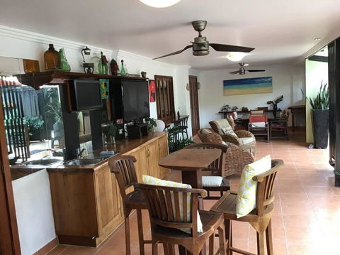 Oasis, In Leafy Whitfield. - Darwin Holiday 3