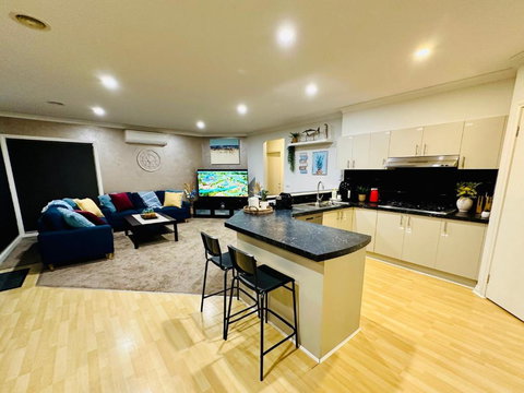 Ocean Breeze Family Getaway - Short Drive To Beach & Adventure Park - Darwin Holiday 1