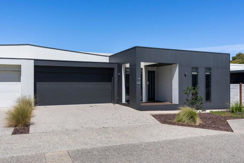 Ocean Breeze In Broadbeach - Linen, Heated Pool, Free EV Charger - Darwin Holiday 1