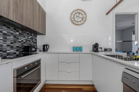 Ocean Breeze In Broadbeach - Linen, Heated Pool, Free EV Charger - Darwin Holiday 3