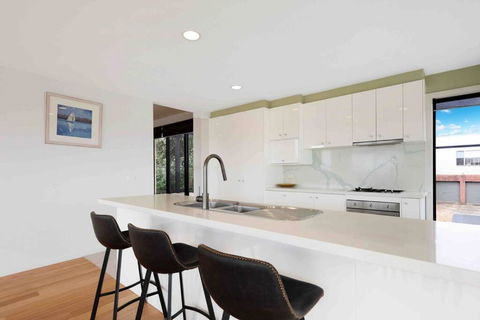 Ocean Escape- 5 Bedroom, 3 Bath- Sleeps 11 - Darwin Holiday 1