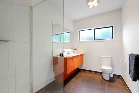 Ocean Escape- 5 Bedroom, 3 Bath- Sleeps 11 - Darwin Holiday 3
