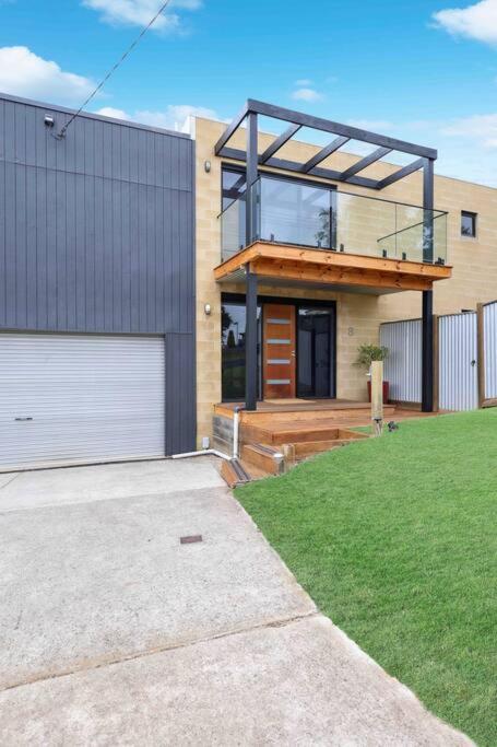 Ocean Escape- 5 Bedroom, 3 Bath- Sleeps 11 - Darwin Holiday 0