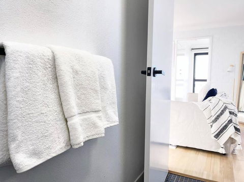 OCEAN MIST - DIRECT BEACHFRONT ON CASEYs BEACH - Darwin Holiday 2