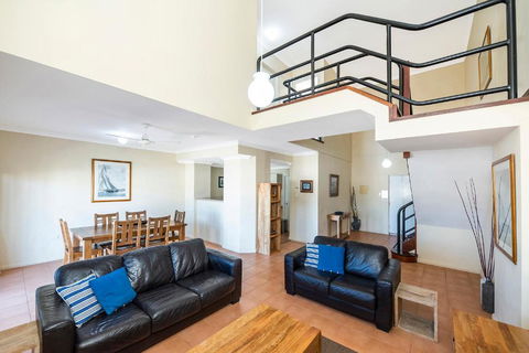 Ocean Sunsets - 2 Bedroom Converted Warehouse Apartment - Darwin Holiday 1