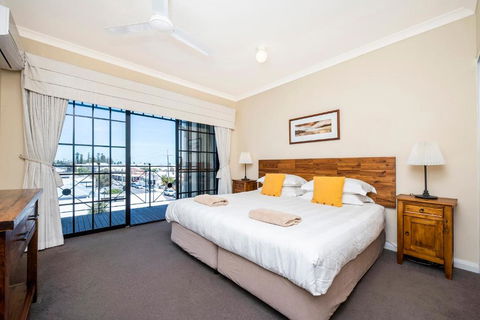 Ocean Sunsets - 2 Bedroom Converted Warehouse Apartment - Darwin Holiday 0