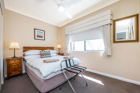 Ocean Sunsets - 2 Bedroom Converted Warehouse Apartment - Darwin Holiday 2