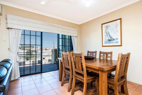 Ocean Sunsets - 2 Bedroom Converted Warehouse Apartment - Darwin Holiday 3