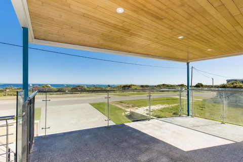 Oceans Waves - Luxury Apartment With Ocean Views - Darwin Holiday 2