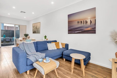 Oceanside At Christies Beach - Contemporary Comfort - Darwin Holiday 2