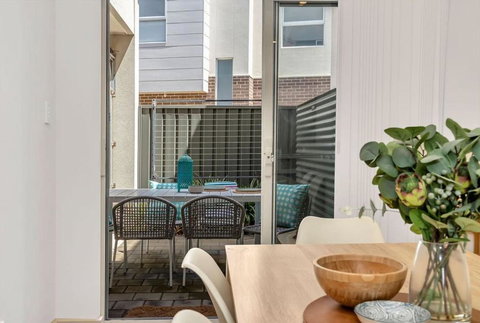 Oceanside At Christies Beach - Contemporary Comfort - Darwin Holiday 3