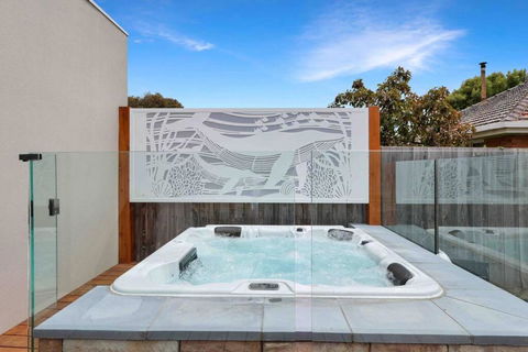 OG Spa Retreat- 3 Bedroom, Spa, Central, Aircon - Darwin Holiday 0
