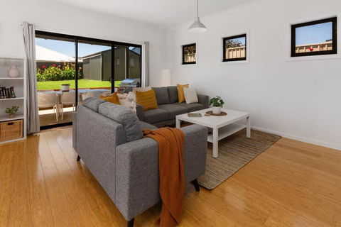 Oriana Grande- 5 Bdrm Sleeps 14 Beach View Wifi - Darwin Holiday 1