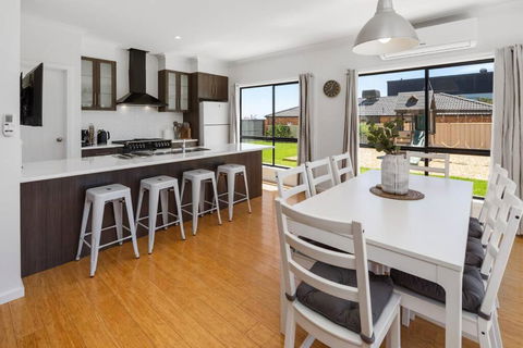 Oriana Grande- 5 Bdrm Sleeps 14 Beach View Wifi - Darwin Holiday 3
