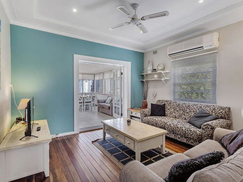 Oscars Pet Friendly Beach House 14 Tomaree Road - Darwin Holiday 1